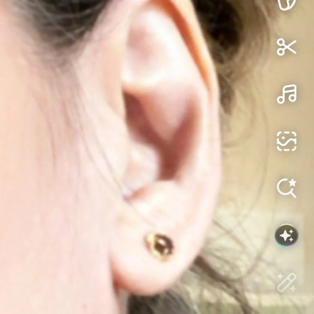 Small Garnet Gold studs, stamped 585. - Picture 4 of 8